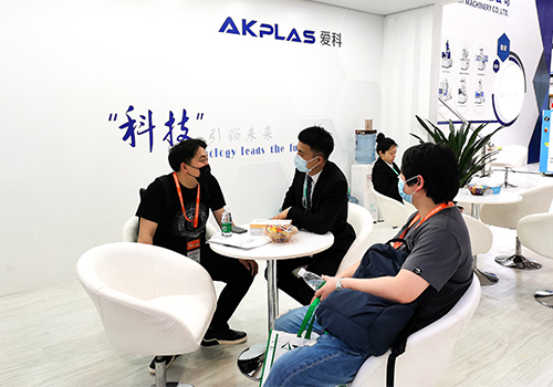 愛(ài)科機(jī)械參加CHINAPLAS2021，講解注塑機(jī)